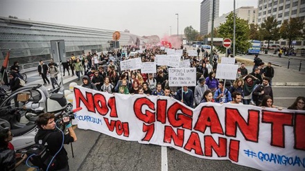 Italian police, anti-G7 protesters clash in Turin 