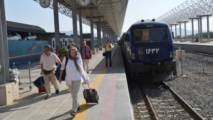 国際観光列車･千一夜号が、イラン南部シーラーズに到着