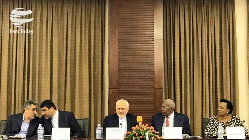 Zarif, İran-Uganda iş forumuna katıldı