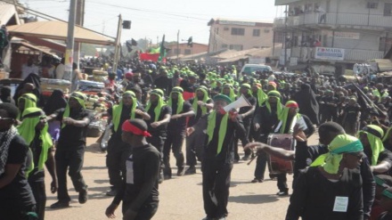 Ataque da polícia nigeriana, prende civis marcando Ashura