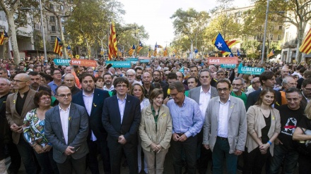 Dezenas de milhares manifestam-se em Barcelona contra decisão de Madrid