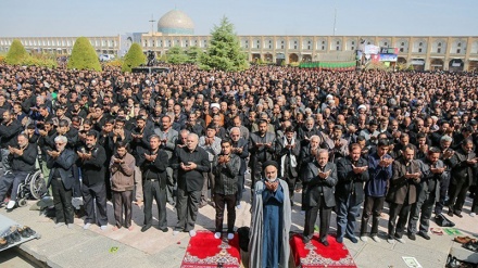 Organizohet ceremonia e namazit të drekës së Ashurasë në të gjithë Iranin Islamik