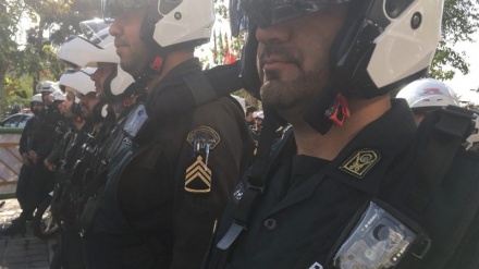 אנשי משטרת טהראן מתלבשים במדים שמסופקים במצלמות