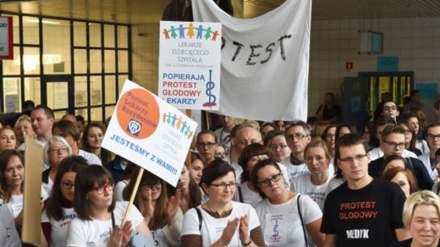 Polish doctors protest against government
