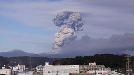 Indonesia: colonna di fumo  dal vulcano Agung, voli cancellati per Bali