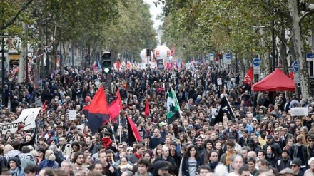 Francia: migliaia in piazza contro le riforme di Macron