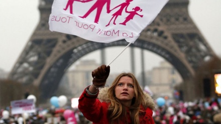 Francia, in migliaia scendono in piazza contro molestie