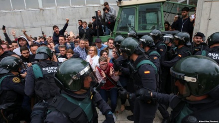 Policia ka mbyllur qendrat e votimit në Kataloni