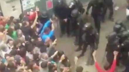 Каталонияликларга қарши испания полициясининг қуполликларидан олинган фильм. (ВИДЕО) 
