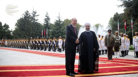 Роухани устроил официальный прием Эрдогану в Тегеране 