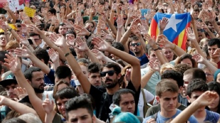 Spagna: Re a parlamento Catalogna, basta scontro