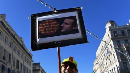 Francia, 40mila in piazza contro la politica 