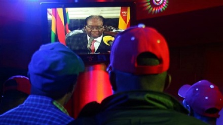 Zimbabwe’s Mugabe defies own party, refuses to resign