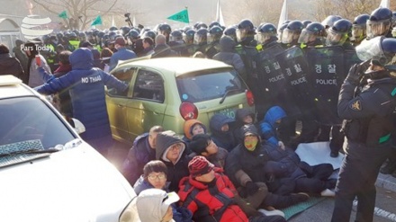 韓国で、ＴＨＡＡＤ配備に反対する人々が警官隊と衝突