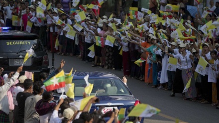Milhares de católicos birmaneses acolhem Papa com bandeiras e cânticos