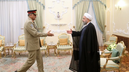 ईरान, पाकिस्तान से सैन्य सहयोग में विस्तार का स्वागत करता हैः रूहानी+ फ़ोटो