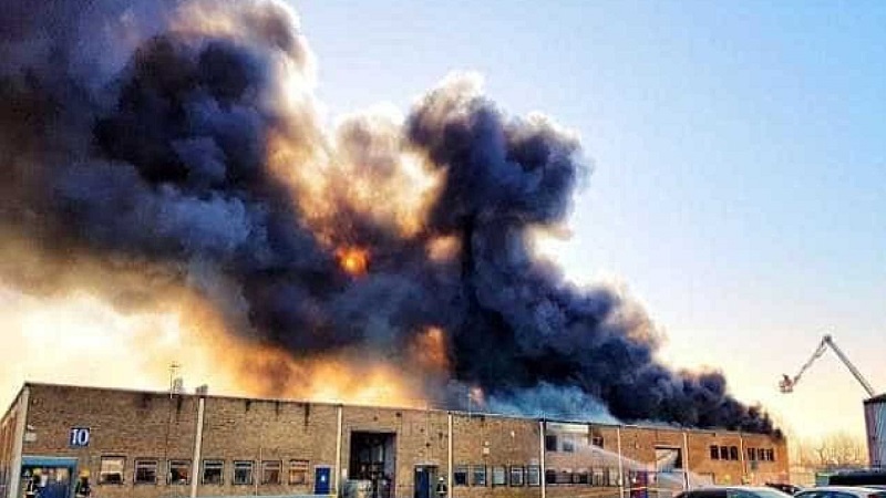 Incêndio em zona industrial de Londres mobiliza mais de 80 bombeiros