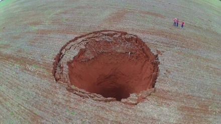 Cratera gigante se abre em fazenda no interior de Minas Gerais