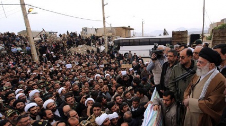 Kiongozi Muadhamu akagua maeneo yaliyoathiriwa na tetemeko la ardhi katika mkoa wa Kermanshah