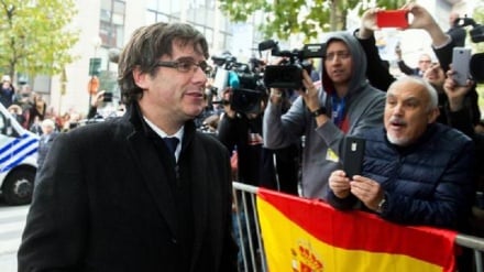 Puigdemont acclamato dalla piazza