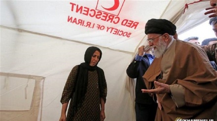 Rahbar Bersama Korban Gempa Kermanshah