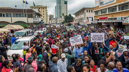 Dubban Mutane Sun Gudanar Da Zanga-Zangar Bukatar Mugabe Ya Sauka Daga Mulkin Zimbabwe