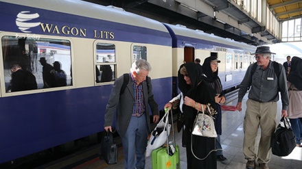 Treni me turistë të huaj “Shqiponja e Artë” arrin në Esfahan