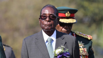 Presidente do Zimbabué recusa ceder poder aos militares e afastar-se da Presidência