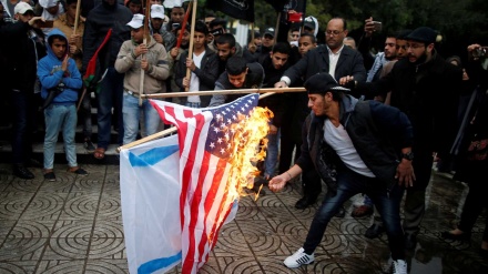 Manifestantes em Gaza queimam fotos de Trump e bandeiras dos EUA