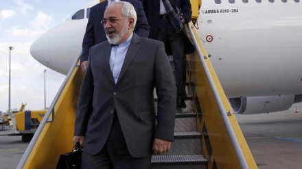 Irans Außenminister Zarif in Baku eingetroffen