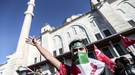 Ribuan Warga Turki Gelar Demo Anti Trump