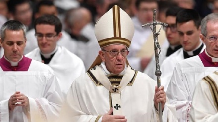 Pope Francis urges world not to ignore refugees at Christmas Eve Mass