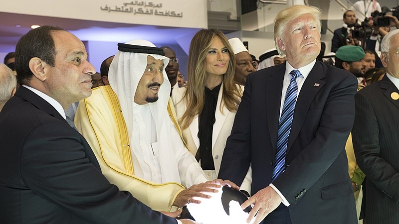 Presiden al-Sisi (kiri), Raja Salman (tengah) dan Presiden Trump meresmikan pusat anti-terorisme baru di Riyadh pada Mei 2017.
