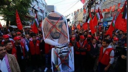 Gazans burn photos of Saudi king, crown prince 