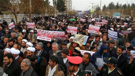 イラン各地で、アメリカ大統領の聖地に関する行動を非難する大規模なデモ行進が実施