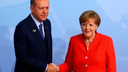 Në përgjigje të Merkelit, Erdogan: Islami nuk është i lidhur me terrorin dhe dhunën