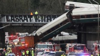 アメリカで列車が脱線し、３人死亡、１００人負傷