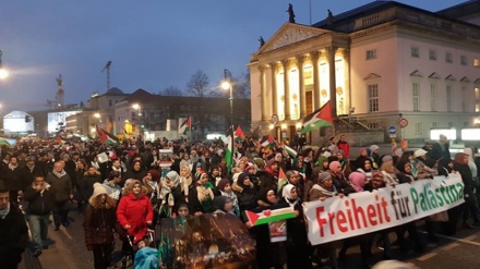 Demonstranten versammeln sich vor US-Botschaft in Berlin