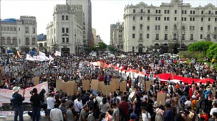 Perù, manifestanti in piazza contro grazia a ex presidente Fujimori