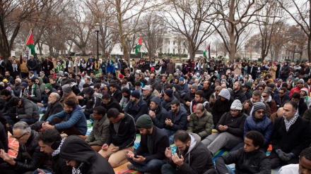 Muçulmanos nos EUA fazem orações de sexta-feira frente à Casa Branca