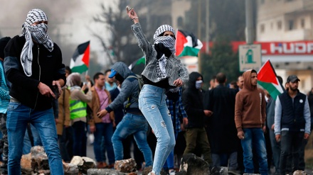 Vazhdojnë përleshjet e palestinezëve me forcat ushtarake të regjimit sionist në Bregun Perëndimor të Lumit Jordan