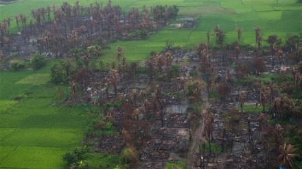ミャンマーで、政府軍がロヒンギャ族のイスラム教徒の民家に放火