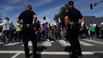 アメリカ市民が、警察の暴力拡大に抗議