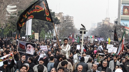  Iranianos comemoram comícios Pro-República Islâmica (+fotos)