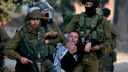 Regjimi sionist vazhdon arrestimin e palestinezëve në Bregun Perëndimor të Lumit Jordan