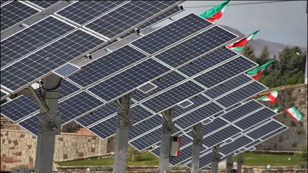 イラン中部ヤズドで、中国とイタリアの企業が、太陽熱発電所を建設