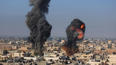 İşgal rejimi savaş uçakları ve helikopterleri Gazze'yi bombaladı