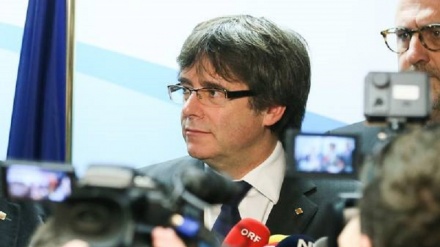 Stallo Catalogna, Puigdemont da Bruxelles: 'fatemi tornare'