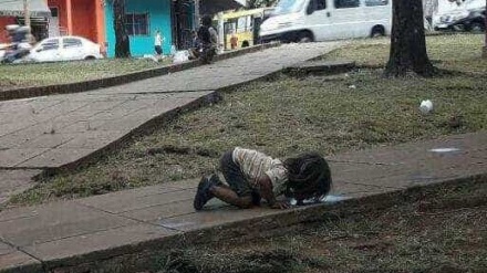 Imagem de menina na Argentina a beber água do chão choca o mundo