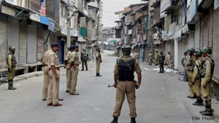 Kashmir: bomba a mano contro una base di paramilitari indiani, un morto